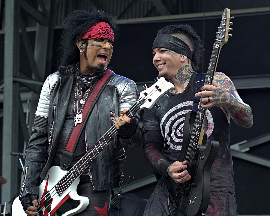 Sixx:A.M. — Shared stage moment · Rock on the Range · 2016